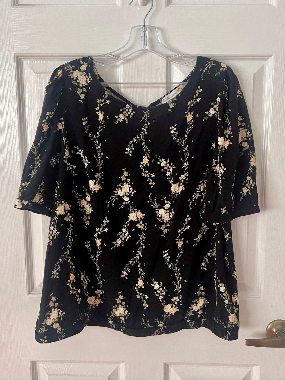 C&C California Black Floral Short Sleeve Scoop Neck Top with Tie Back - size XL